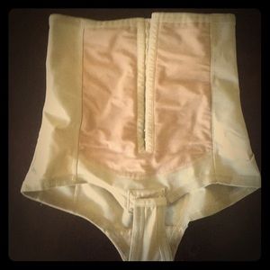 Postpartum abdominal binder